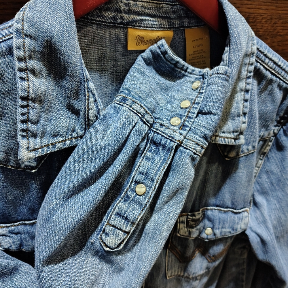 Wrangler Distressed Blue Denim Western Shirt Size Large - Picture 6 of 8